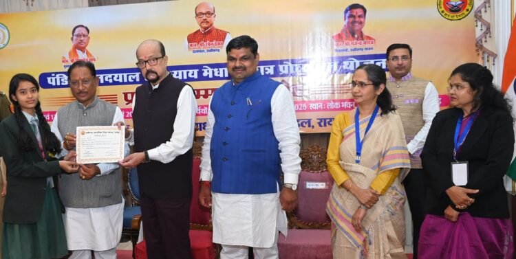 राज्यपाल रमेन डेका एवं मुख्यमंत्री विष्णुदेव साय ने 10वीं और 12वीं परीक्षा के मेधावी विद्यार्थियों को किया सम्मानित