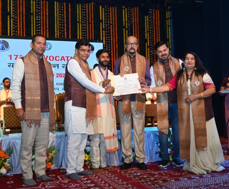 इंदिरा कला संगीत विश्वविद्यालय का दीक्षांत समारोह, राज्यपाल रमेन डेका के हाथों 5 को डी.लिट्, 64 को शोध उपाधि तथा 236 विद्यार्थियों को मिला पदक