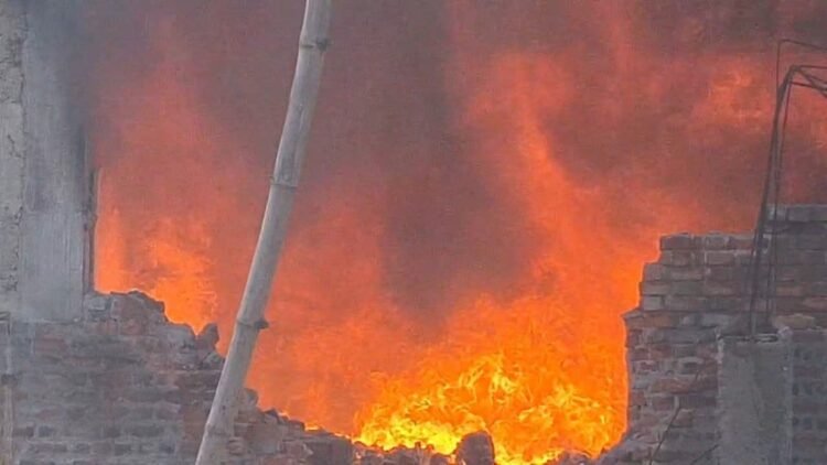 पत्थलगांव में संदीप एजेंसी में लगी आग पर पाया गया काबू, 5 फायर ब्रिगेड वाहनों की मदद से बड़ा हादसा टला