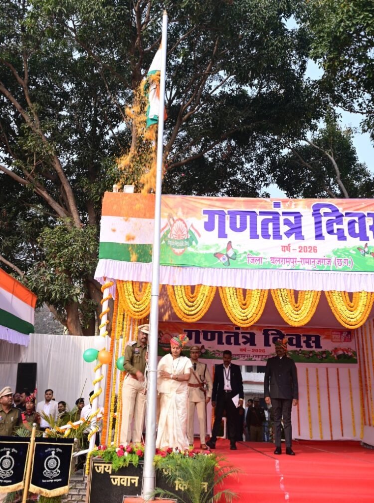 मंत्री लक्ष्मी राजवाड़े ने बलरामपुर में किया ध्वजारोहण, 77वें गणतंत्र दिवस पर मंत्री राजवाड़े ने ली परेड की सलामी, विकास व समावेशी छत्तीसगढ़ का दिया संदेश