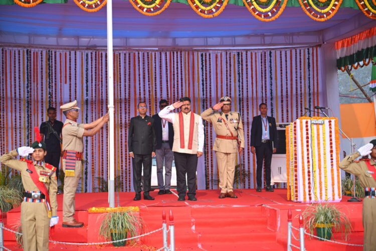 उप मुख्यमंत्री विजय शर्मा ने गणतंत्र दिवस पर अम्बिकापुर के पीजी कॉलेज मैदान में फहराया राष्ट्रीय ध्वज