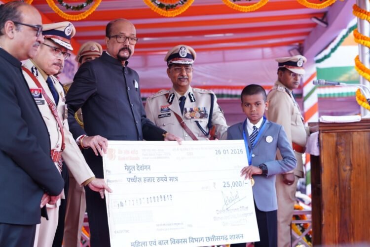 राज्यपाल रमेन डेका ने राजधानी के मुख्य समारोह में विजेताओं को किया सम्मानित,डॉग स्कवार्ड ने दिखाएं आकर्षक करतब