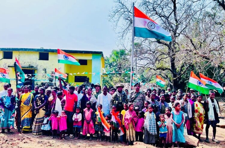 लाल आतंक पर भारी पड़ा लोकतंत्र नक्सलगढ़ में गूंजा राष्ट्रगान, नियद नेल्लानार के 10 दुर्गम गांवों में आजादी के बाद पहली बार लहराया तिरंगा