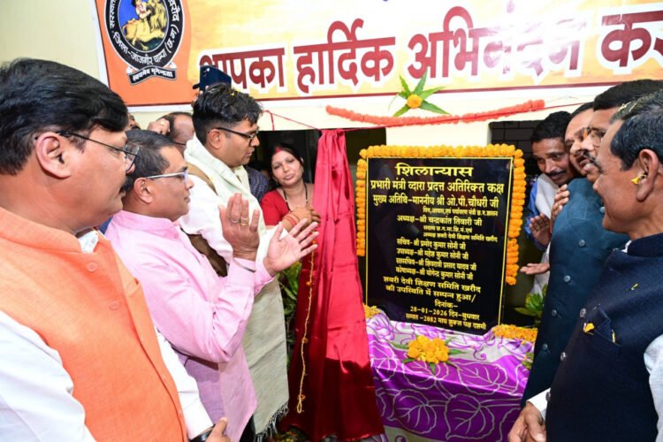 वित्त मंत्री ओ.पी. चौधरी शासकीय लक्ष्मणेश्वर स्नातकोत्तर महाविद्यालय खरौद के हीरक जयंती समारोह में हुए शामिल