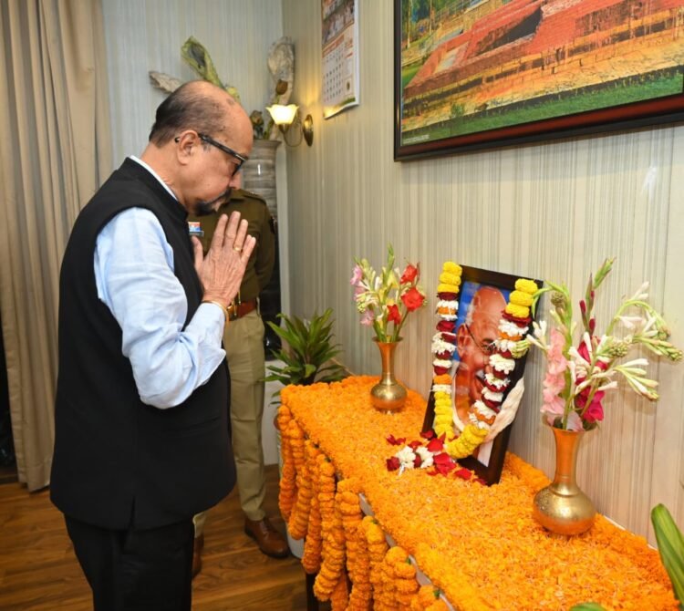 राज्यपाल डेका ने राष्ट्रपिता महात्मा गांधी को दी श्रद्धांजलि