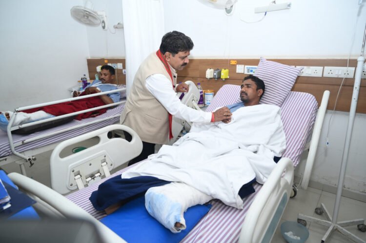 उपमुख्यमंत्री विजय शर्मा ने आईईडी ब्लास्ट में घायल जवानों से अस्पताल में की मुलाकात