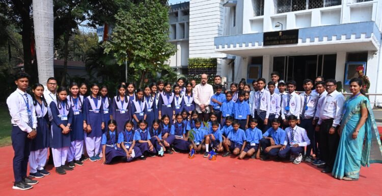 राज्यपाल के गोद ग्राम टेमरी के विद्यार्थियों ने किया लोकभवन का भ्रमण