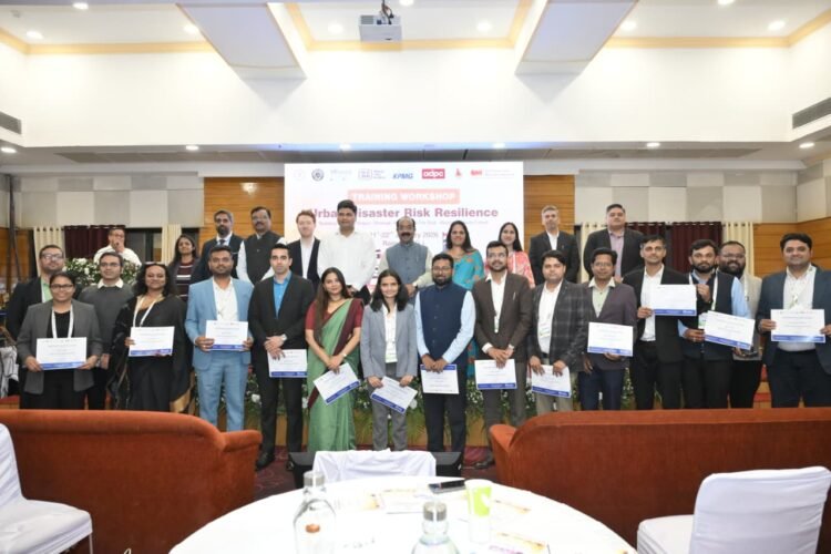 रायपुर में शहरी आपदा जोखिम प्रतिरोधक क्षमता पर दो दिवसीय कार्यशाला में प्रशिक्षित अभियंताओ, अधिकारियों को दिये गये प्रशस्ति पत्र