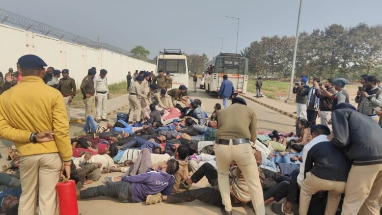 सहायक शिक्षक भर्ती की मांग पर डीएड अभ्यर्थियों का उग्र प्रदर्शन, मंत्री आवास का घेराव