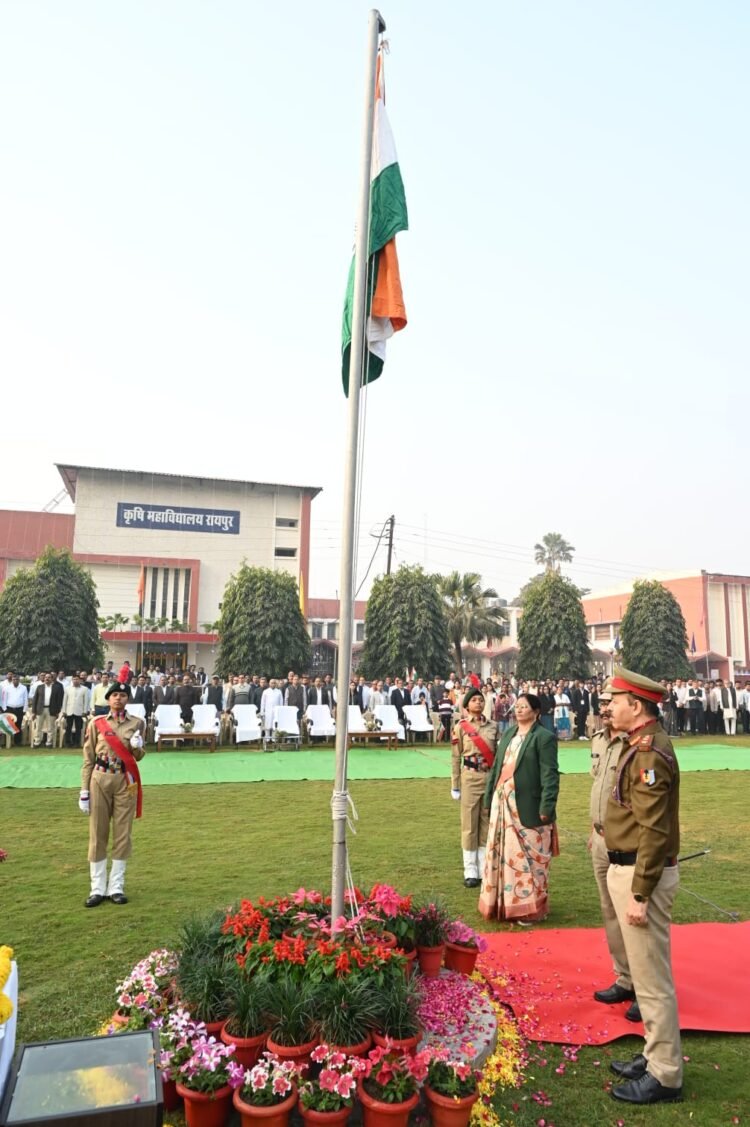 77वें गणतंत्र दिवस पर कुलपति डॉ. चंदेल ने तिरंगा फहराया और परेड की सलामी ली