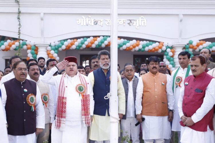 क्षेत्रीय संगठन महामंत्री जम्वाल और प्रदेश अध्यक्ष देव ने भाजपा कार्यालय में फहराया तिरंगा