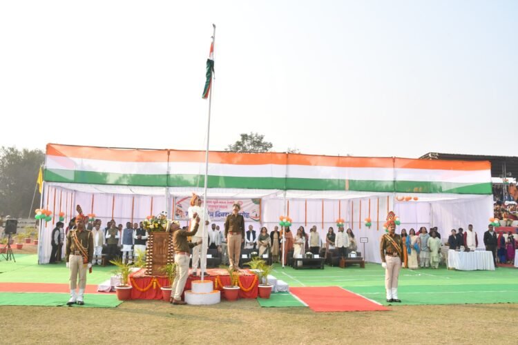 मंडल रेल प्रबंधक दयानंद द्वारा गणतंत्र दिवस पर ध्वजारोहण किया गया