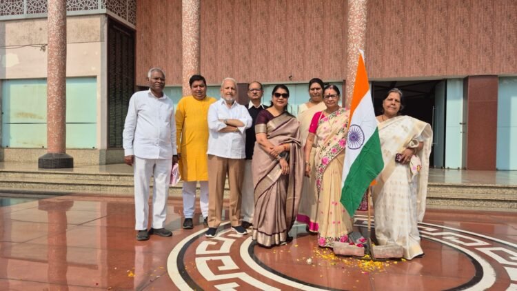 शहीद स्मारक परिसर में स्वतंत्रता सेनानी उत्तराधिकारी संस्था ने किया ध्वजारोहण