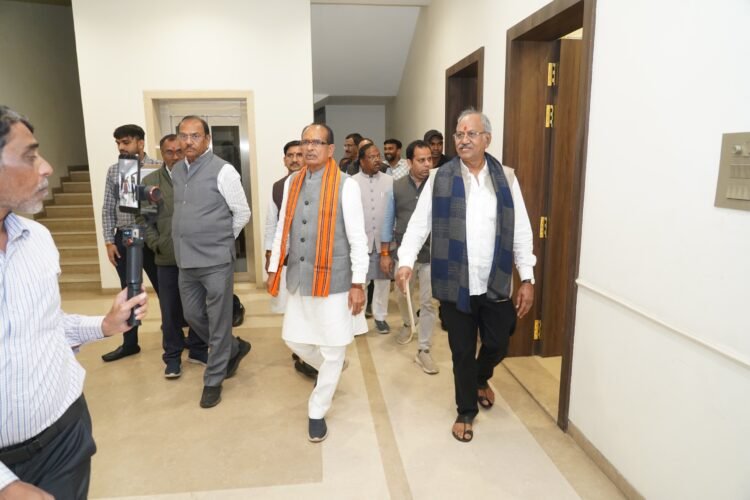 सांसद बृजमोहन अग्रवाल से मिले केंद्रीय कृषि मंत्री शिवराज सिंह चौहान, सांसद कार्यालय का किया अवलोकन