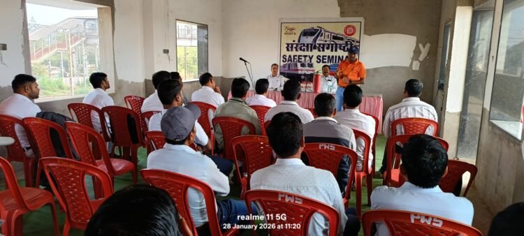 दक्षिण पूर्व मध्य रेलवे रायपुर रेल मंडल में ट्रेनों के सुरक्षित परिचालन को लेकर मंदिरहसौद स्टेशन में संरक्षा सेमिनार का आयोजन किया गया