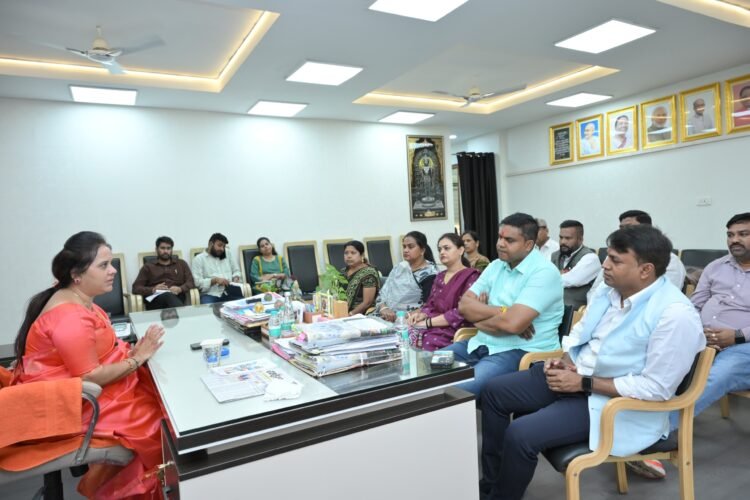 महापौर मीनल चौबे ने पार्षदों की बैठक ले कर अधिकारियों को पार्षदों की अनुशंसा से कार्य करने के निर्देश दिए