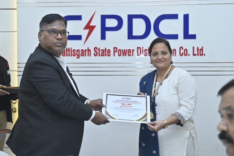 प्रबंध निदेशक के हाथों सम्मानित हुए वितरण कंपनी के दस कार्मिक उल्लेखनीय कार्य करने वाले बिजली कर्मी हुए सम्मानित