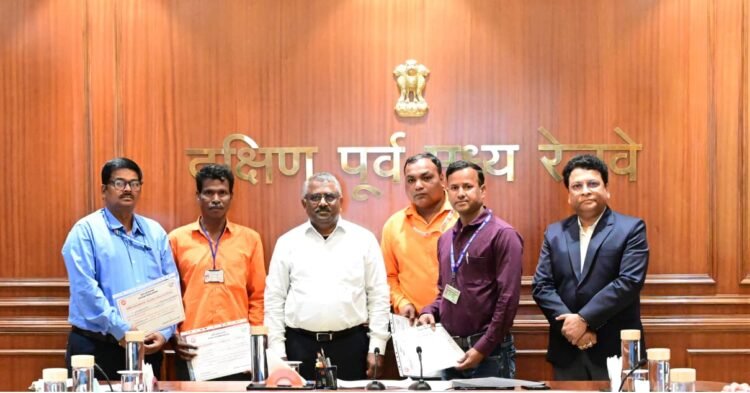 दक्षिण पूर्व मध्य रेलवे, मुख्यालय में आयोजित संरक्षा बैठक के दौरान संरक्षा कोटि के 04 कर्मचारियों का सम्मान,रेल संरक्षा के सजग प्रहरियों को महाप्रबंधक ने किया सम्मानित