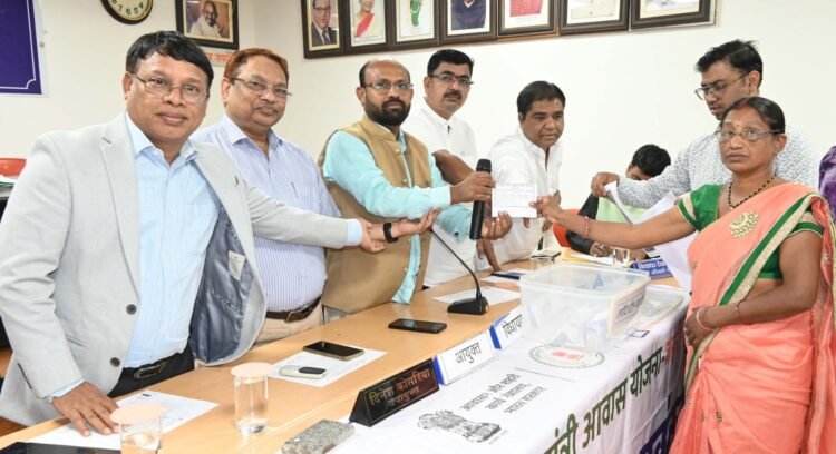 एएचपी घटक के हितग्राहियों को आवास आबंटित किया गया