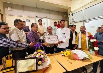 नगर निगम सहायक अभियंता ओपी वर्मा निरंतर 41 साल निगम को सेवा देकर सेवानिवृत्ति पर किये गये सम्मानित