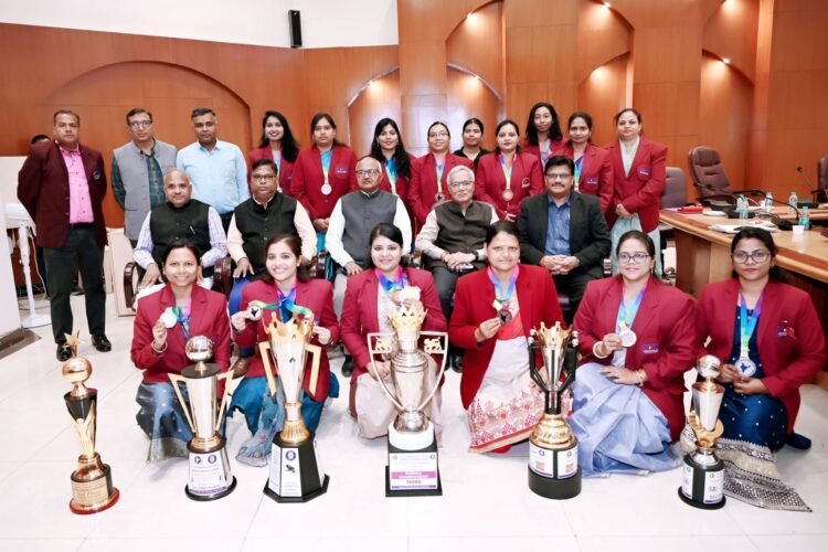 राष्ट्र स्पर्धा में विजेता टीमों का पॉवर कंपनी प्रबंधन द्वारा सम्मान