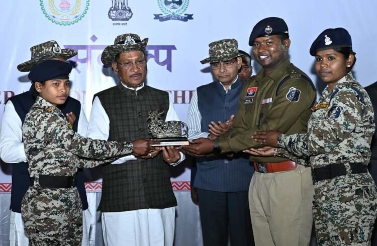 मुख्यमंत्री साय नारायणपुर में जवानों से मिले और हौसला बढ़ाया, जवानों के साथ किया रात्रि भोज