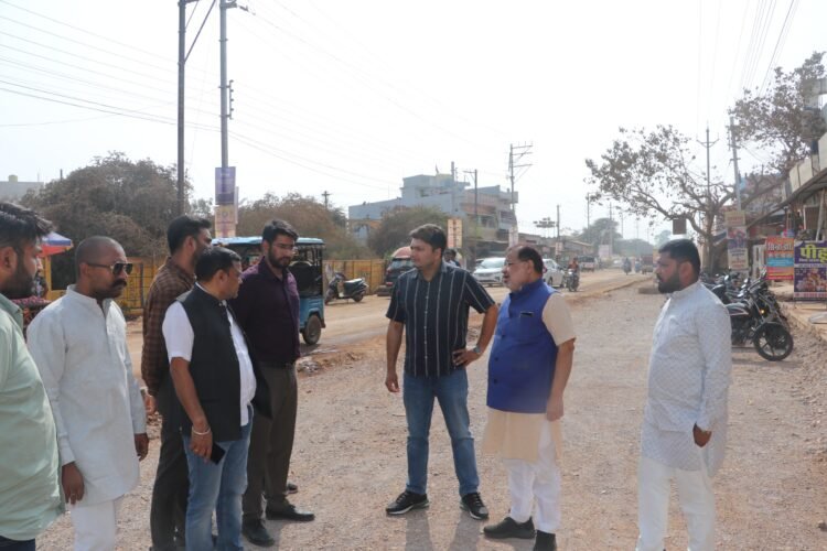 दक्षिण विधायक ने आयुक्त विश्वदीप सहित जोन 6 अध्यक्ष बद्री प्रसाद गुप्ता, पार्षद रवि सोनकर सहित भाठागांव रोड का प्रत्यक्ष निरीक्षण कर की स्थल समीक्षा