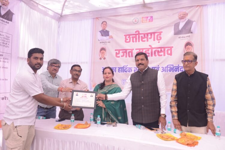 पीएम सूर्यघर योजना से सोलर प्लांट लगाने वालों को मिला सौर मित्र सम्मान