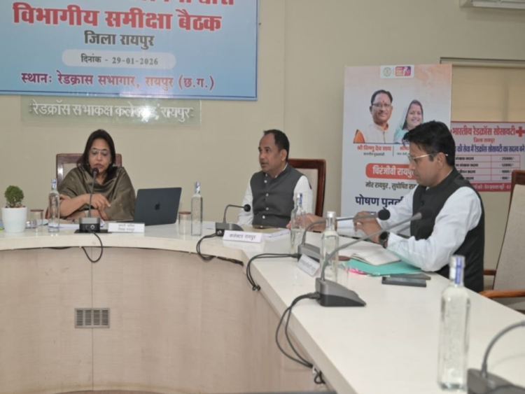 रायपुर जिले की प्रभारी सचिव ने ली समीक्षा बैठक