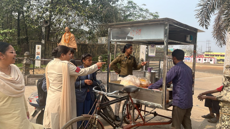 स्कूल-कॉलेज के आसपास अनावश्यक रूप से खड़े होने एवं पान ठेलों पर भीड़ लगाने वालों के विरुद्ध कार्यवाही