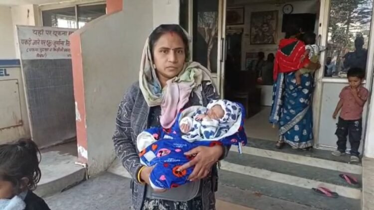 बंदर ने 15 दिन की मासूम को मां की गोद से छीनकर भागते समय कुएं में गिराया, डायपर की वजह से बची जान