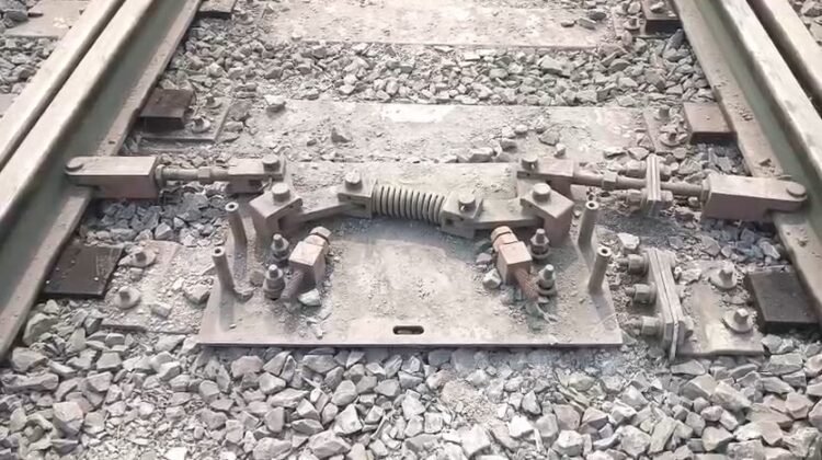 कबाड़ माफियों का शह: रेल व विद्युत परियोजना चोंरों के निशाने पर, पार कर दिए ढाई लाख के कीमती अल्युमिनियम केबल