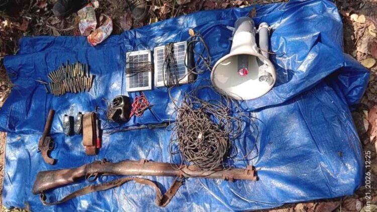 गरियाबंद के नक्सल प्रभावित जंगलों में पुलिस को बड़ी कामयाबी, हथियार व भारी मात्रा में विस्फोटक सामग्री बरामद