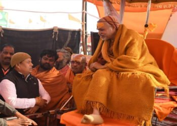 शंकराचार्य स्वामी अविमुक्तेश्वरानंद की तबीयत बिगड़ी, खुले आसमान में बैठने से लगी ठंड