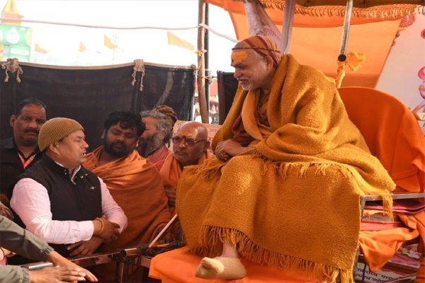 शंकराचार्य स्वामी अविमुक्तेश्वरानंद की तबीयत बिगड़ी, खुले आसमान में बैठने से लगी ठंड