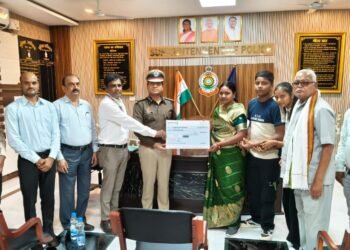 ड्यूटी के दौरान सडक़ दुर्घटना में दिवंगत आरक्षक के परिजनों को दी गई 1 करोड़ की आर्थिक सहायता