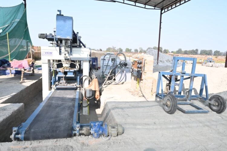 डस्टबिन से उद्योग तक- अंजना उरांव की आत्मनिर्भरता की उड़ान : एल. डी. मानिकपुरी