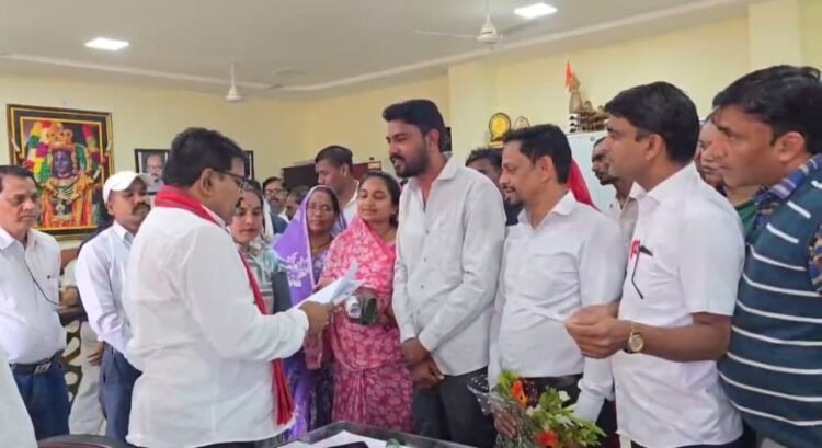 उपमुख्यमंत्री विजय शर्मा ने विधायक कार्यालय में लोगों से की मुलाकात, समस्याओं का निराकरण के लिए दिए निर्देश