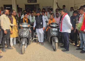 उपमुख्यमंत्री विजय शर्मा की तत्परता से दो दिव्यांगों को मिली स्कूटी, चेहरे पर लौटी मुस्कान,उपमुख्यमंत्री के प्रति जताया आभार