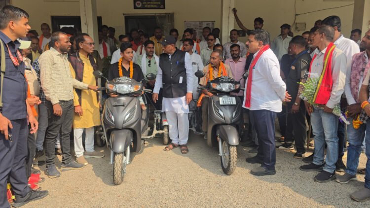 उपमुख्यमंत्री विजय शर्मा की तत्परता से दो दिव्यांगों को मिली स्कूटी, चेहरे पर लौटी मुस्कान,उपमुख्यमंत्री के प्रति जताया आभार