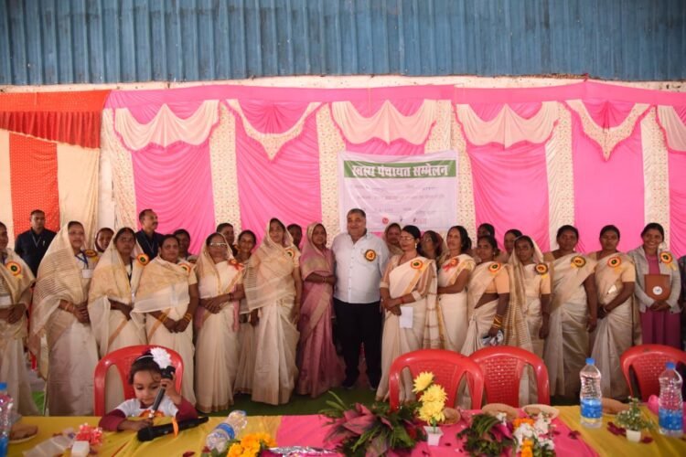 रामगढ़ में मितानिनों द्वारा आयोजित स्वास्थ्य पंचायत सम्मेलन में शामिल हुए पर्यटन एवं संस्कृति मंत्री राजेश अग्रवाल