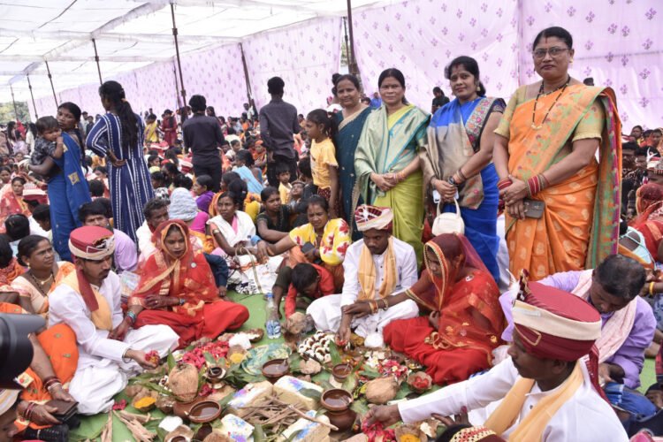 बस्तर के सिटी ग्राउंड में गूंजी शहनाई : 280 जोड़े परिणय सूत्र में बंधे,छत्तीसगढ़ ने रचा विश्व कीर्तिमान