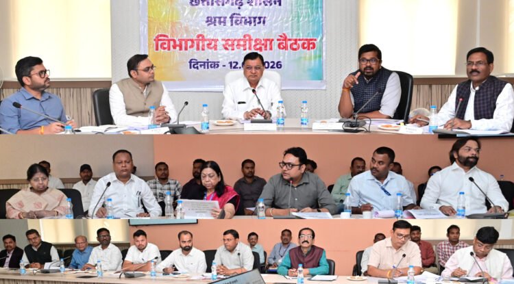 श्रम मंत्री देवांगन ने ली श्रम विभाग की मैराथन समीक्षा बैठक, दिए आवश्यक निर्देश, योजनाओं के क्रियान्वयन, श्रमिकों की सुरक्षा पर विशेष फोकस