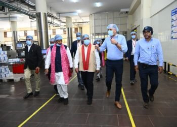 उपमुख्यमंत्री विजय शर्मा एवं वन मंत्री केदार कश्यप ने पशुपालकों एवं बिहान दीदियों के साथ किया आधुनिक डेयरियों का भ्रमण