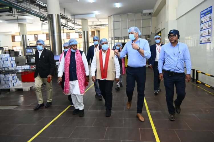 उपमुख्यमंत्री विजय शर्मा एवं वन मंत्री केदार कश्यप ने पशुपालकों एवं बिहान दीदियों के साथ किया आधुनिक डेयरियों का भ्रमण