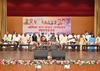 श्रम विभाग की कल्याणकारी योजनाओं का अधिक से अधिक लाभ लेने श्रमिक भाई -बहन बनें जागरूक- राजस्व मंत्री वर्मा