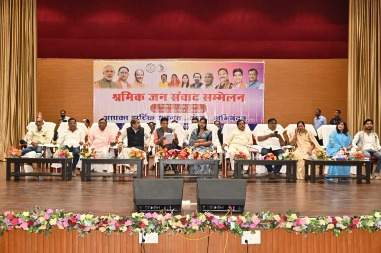 श्रम विभाग की कल्याणकारी योजनाओं का अधिक से अधिक लाभ लेने श्रमिक भाई -बहन बनें जागरूक- राजस्व मंत्री वर्मा