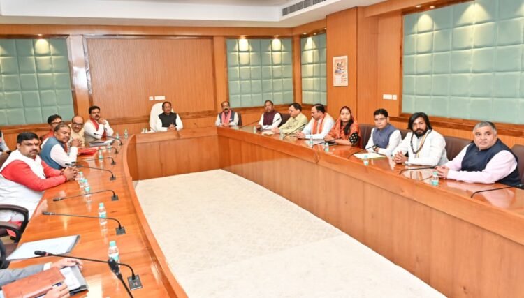 मुख्यमंत्री साय की अध्यक्षता में आज यहाँ विधानसभा परिसर स्थित सभाकक्ष में मंत्री परिषद की बैठक शुरू