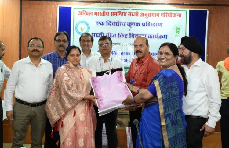 कृषि महाविद्यालय, रायपुर में अखिल भारतीय समन्वित सब्जी अनुसंधान परियोजना के अंतर्गत एक दिवसीय कृषक प्रशिक्षण एवं सब्जी बीज वितरण कार्यक्रम संपन्न