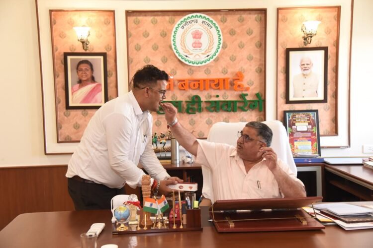 पर्यटन एवं संस्कृति मंत्री राजेश अग्रवाल के निज सहायक कौस्तुभ पांडेय को डॉ. सी.वी. रमन विश्वविद्यालय से पीएचडी की उपाधि,मंत्री अग्रवाल ने दी बधाई और उज्ज्वल भविष्य की शुभकामनाएँ